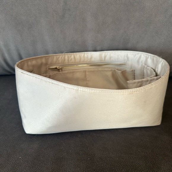 Louis Vuitton Graceful PM Monogram Shoulder Bag with Pink Interior - Picture 12 of 14